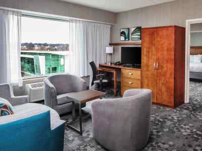 Courtyard By Marriott Downtown Hotel